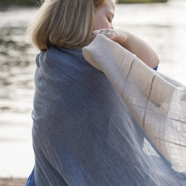 Lapuan Kankurit<br>亞麻薄圍巾 (TSAVO 亞麻&淺藍)