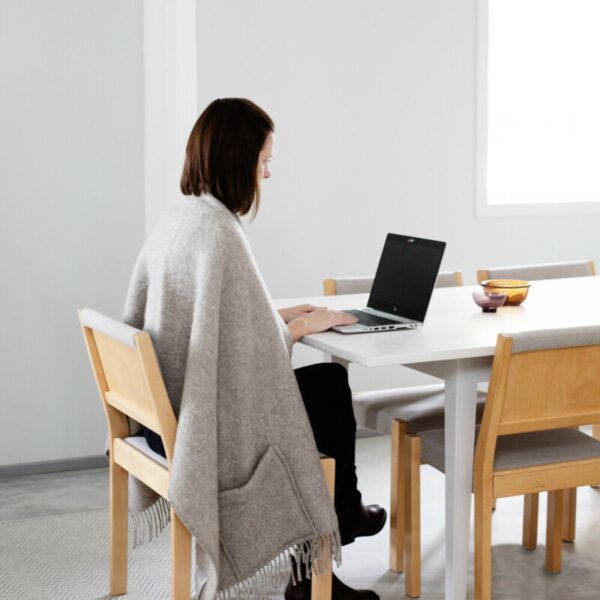 Lapuan Kankurit<br>羊毛口袋披肩 (UNI 灰棕色)