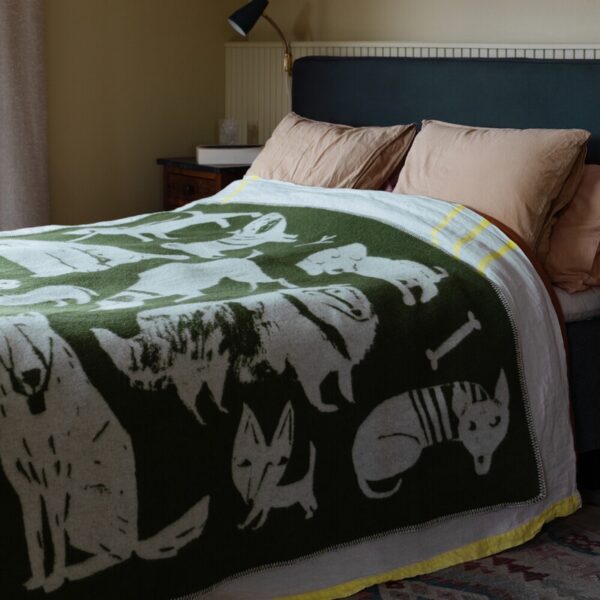 Lapuan Kankurit<br>MATTI PIKKUJÄMSÄ合作款羊毛毯<br>(狗狗集會 橄欖綠 大)