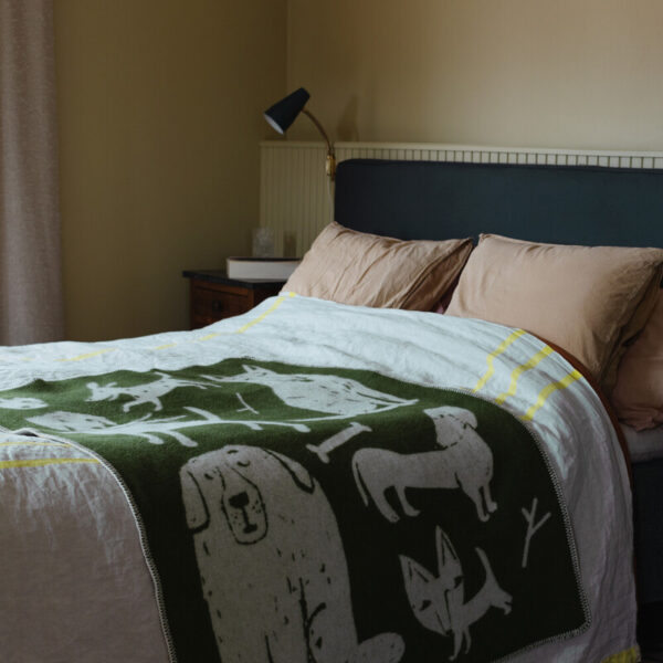 Lapuan Kankurit<br>MATTI PIKKUJÄMSÄ合作款羊毛毯<br>(狗狗集會 橄欖綠 小)