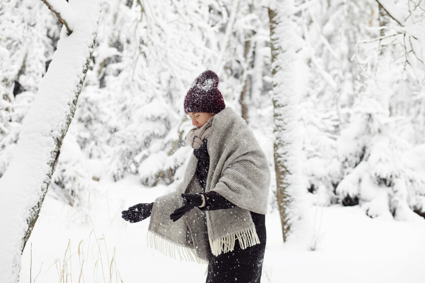 lapuankankurit_maria_pocket_shawl_grey-white_1