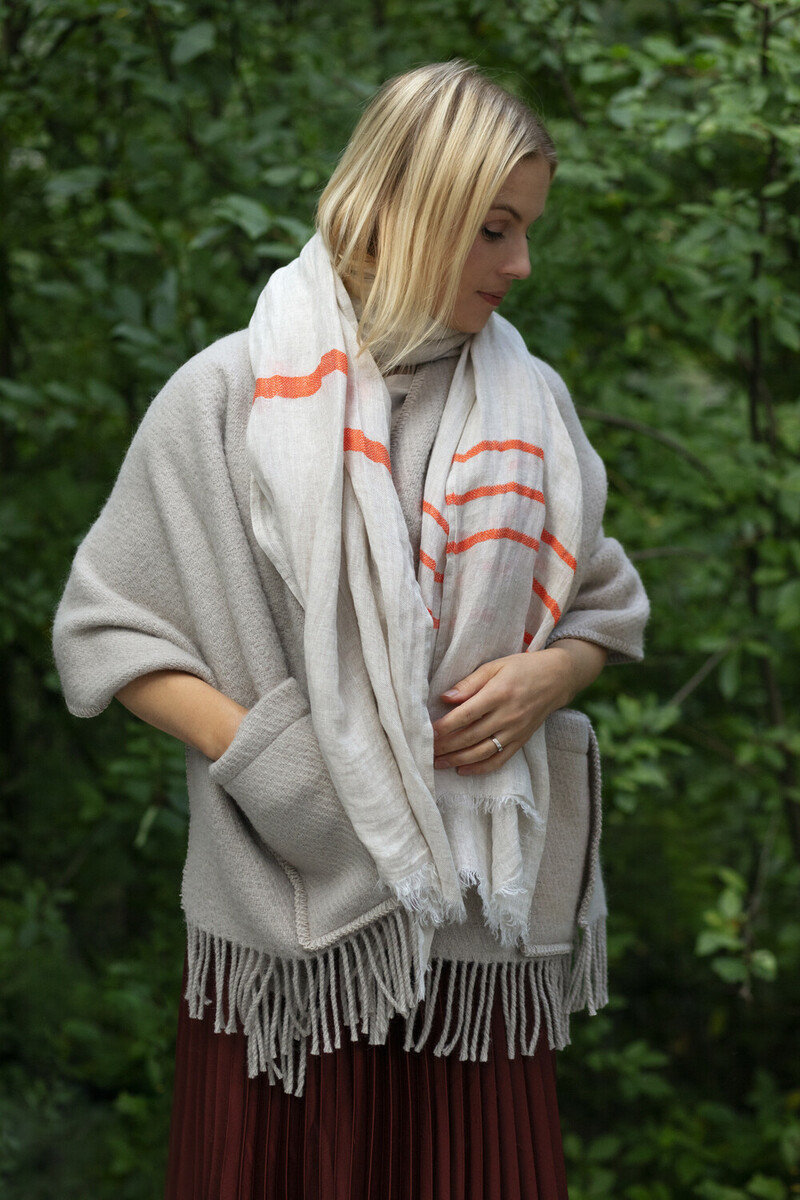 lapuankankurit_uni_pocket_shawl_light_beige_and_usva_scarf_linen-orange_1_0