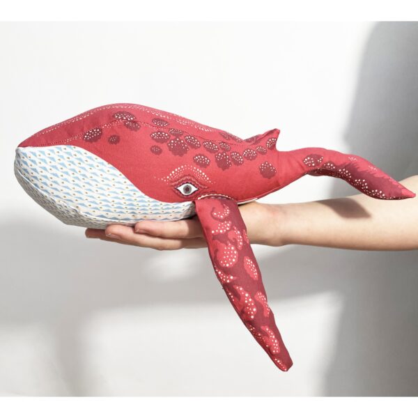 Klaus Haapaniemi<br>手工鯨魚玩偶 <br>(中)